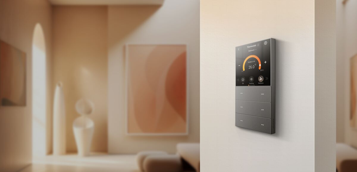 Bảng điều khiển Akubela HyPanel KeyPlus lắp tường phòng khách sạn, màn hình cảm ứng điều khiển nhiệt độ kèm 6 nút vật lý tùy chỉnh thay điện thoại phòng