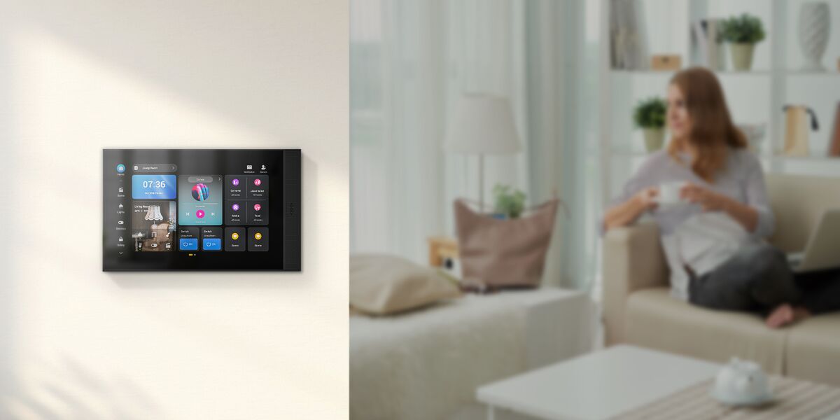 Bảng điều khiển Akubela HyPanel Elite 10 lắp tường phòng khách, màn hình cảm ứng hiển thị giao diện điều khiển đèn, rèm, cảnh và thiết bị phòng khách