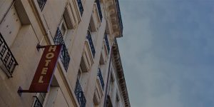 Mặt tiền tòa nhà khách sạn với biển hiệu HOTEL, minh họa giải pháp GRMS quản lý phòng khách sạn thông minh Akubela cho khách sạn nhỏ và vừa
