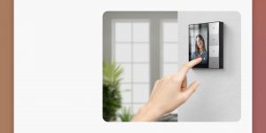 Cư dân nhận cuộc gọi video intercom từ sảnh tòa nhà trên màn hình Akubela, minh họa giải pháp giao tiếp cửa cho chung cư