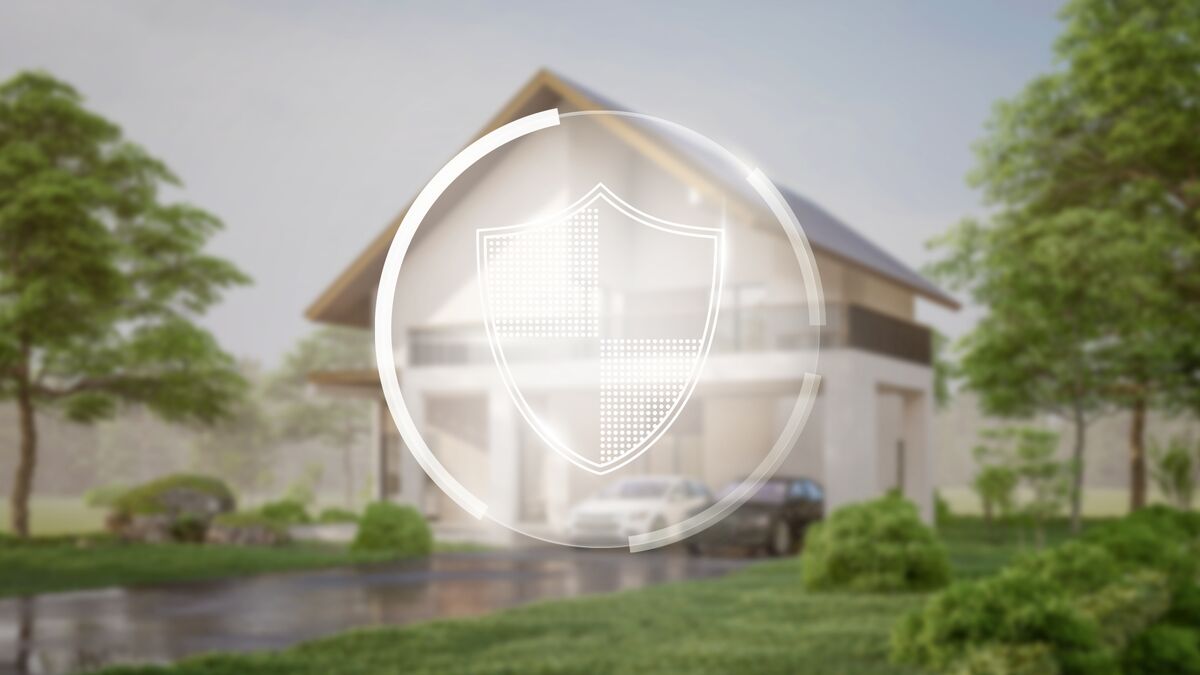 Ngôi nhà với biểu tượng khiên bảo vệ minh họa hệ thống an ninh nhà thông minh tích hợp camera, chuông cửa và cảm biến báo động qua bảng điều khiển trung tâm