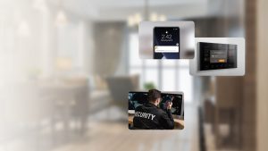 Nhân viên an ninh theo dõi nhiều màn hình camera giám sát cạnh bảng điều khiển thông minh và thông báo trên điện thoại, minh họa tích hợp camera nhà thông minh vào một màn hình trung tâm